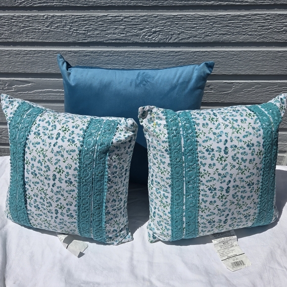 Pioneer Woman Teal Cotton Floral Eyelet Throw Pillow Set 2 EUC - Picture 3 of 9
